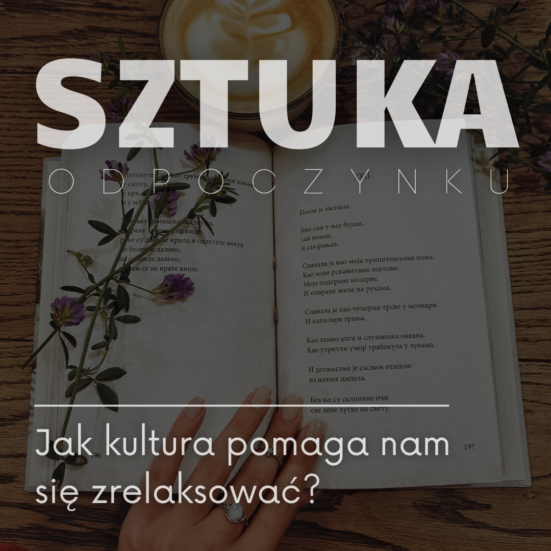 Sztuka odpoczynku – w jaki sposób kultura pomaga nam się zrelaksować? Błyskawiczne tempo życia może na co dzień przytłaczać, a narastający stres łatwo odbiera radość i równowagę. Gdy ciężar obowiązków i monotonia zaczynają narastać, warto zatrzymać się na chwilę i odnaleźć wewnętrzny spokój. Sztuka oferuje niezwykle inspirujące wsparcie, gdyż pozwala oderwać się od codziennych trosk i zanurzyć w świecie dźwięków, opowieści czy wizualnych doznań. Muzyka, literatura oraz teatr tworzą przestrzenie, w których odpoczynek staje się nie tylko chwilą relaksu, ale także sposobem na regenerację i odkrywanie nowych perspektyw. Jak kultura może pomóc nam wypocząć? Kultura jako wsparcie zdrowia psychicznego Obcowanie z kulturą wspierają nasze zdolności do wyrażania uczuć, umożliwiając prawdziwe doświadczenie i lepsze zrozumienie wewnętrznych stanów. Badania Światowej Organizacji Zdrowia (WHO) potwierdzają, że regularny kontakt z różnorodnymi formami sztuki przyczynia się do obniżenia poziomu kortyzolu – hormonu stresu, który osłabia naszą kondycję psychiczną. Co więcej, spotkania w przestrzeniach artystycznych sprzyjają budowaniu relacji międzyludzkich. Po wizycie w muzeum lub na spektaklu często rozmawiamy o tym, co nam się podobało lub nie, a taka wymiana myśli wzmacnia więzi społeczne i jednocześnie ma pozytywny wpływ na samopoczucie. Muzyka – balsam dla duszy Muzyka staje się niezastąpionym towarzyszem, który uspokaja umysł i ciało. Krótkie chwile z ulubioną, relaksacyjną ścieżką dźwiękową pomagają obniżyć puls i rozluźnić mięśnie, co potwierdzają liczne badania. Rytmiczne akordy i starannie dobrane kompozycje wpływają na pracę mózgu, przywracając harmonię i podnosząc nastrój. Odpowiednio dobrany gatunek muzyczny potrafi także pobudzić kreatywność lub zmotywować do działania. Niezależnie od preferencji – czy wybierasz spokojne koncerty fortepianowe, czy dynamiczne brzmienia rocka – pamiętaj, by słuchać uważnie, bez ciągłego rozpraszania, dając sobie w ten sposób szansę na pełne zanurzenie w dźwiękach. Warto eksperymentować z różnymi brzmieniami: czy to muzyką klasyczną na skrzypcach lub fortepianie, czy muzyką ambientową i dźwiękami natury, czy też jazzową. Każdy powinien znaleźć dla siebie styl muzyczny, który pomoże mu wprowadzić się w stan wyciszenia. Literatura – podróż do świata wyobraźni Książki oferują możliwość ucieczki od zgiełku dnia codziennego i przenoszą nas do innych wymiarów, pełnych przygód, refleksji i głębokich emocji. Tradycyjne, papierowe wydania pozwalają skupić się na treści i czerpać przyjemność z każdej strony, dając czas na wyciszenie. W odróżnieniu od nieustannego przepływu informacji w internecie lektura zapewnia spokojną przestrzeń do kontemplacji. Wybór literatury może różnić się w zależności od potrzeb – niektórzy odnajdują ukojenie w klasykach pełnych ponadczasowych przemyśleń, inni wybierają lekkie powieści obyczajowe lub fantastyczne światy, które całkowicie oddzielają od codziennych trosk. Wyobraźnia pozwala wykorzystać pełnię literackich doznań. Gdy oddajesz się lekturze, umysł intensywnie tworzy obrazy, sceny i dialogi, które stają się “żywym” światem. Jeżeli naprawdę się skupisz i odłożysz na czas czytania telefon, będziesz mógł poczuć, że śnisz na jawie, obserwując losy bohaterów. W takich chwilach codzienne troski znikają w tle. Rozbudzona wyobraźnia sprawia, że łatwiej identyfikujesz się z przeżyciami postaci, zyskujesz umiejętność patrzenia na problemy z różnych perspektyw, wzrasta też Twoja kreatywność. Systematyczne czytanie staje się więc rodzajem treningu umysłu, który pomaga w obniżeniu poziomu frustracji i chronicznego stresu. Teatr – przeżywanie emocji na żywo Wizyta w teatrze to nie tylko seans, ale rytuał, który pozwala całkowicie oderwać się od codziennej rutyny. Planowanie wyjścia, zakup biletu, elegancki ubiór i oczekiwanie na spektakl tworzą specyficzny klimat, który przygotowuje na intensywne doznania. Na widowni, w otoczeniu żywych aktorów, odnajdujesz historie, które oddają różnorodne aspekty ludzkich emocji – miłości, zdrady, nadziei, cierpienia czy dążenia do celu. Teatr angażuje wszystkie zmysły, a intensywne przeżycia, jakie oferuje, potrafią: ● wywołać szczery śmiech lub głębokie wzruszenie, ● pobudzić twoją empatię dzięki autentycznym reakcjom aktorów, ● pozwolić na osobiste przeżycie uniwersalnych prawd o życiu. Dzieje się tak za sprawą neuronów lustrzanych. Obserwacja mimiki, gestów i tonu głosu aktorów aktywuje w mózgu te same obszary, które odpowiadają za nasze własne emocje. Ta bezpośrednia, biologicznie uwarunkowana empatia pozwala głębiej przeżywać każdy spektakl. Autentyczna ekspresja sceniczna może budzić wspomnienia i umożliwia dotarcie do własnych, często ukrytych uczuć. W teatrze nie jesteśmy więc tylko biernymi obserwatorami, ale współuczestnikami wydarzeń. Dzięki temu, opuszczając salę, często czujemy się lżejsi i pełni energii. Filmowe ukojenie Kino potrafi przenieść do świata pełnego barwnych postaci, intrygujących wątków i zapadających w pamięć obrazów. Seans filmowy, mimo że nie angażuje w interakcję na żywo, oferuje oderwanie od codziennych zmartwień. W zaciemnionej sali, gdzie dominuje wielki ekran i mocna ścieżka dźwiękowa, możesz skupić się wyłącznie na historii opowiedzianej na ekranie. Wybór gatunku filmu dodatkowo wpływa na jakość odpoczynku: komedie rozładowują napięcie, filmy akcji dodają energii, dostarczając dawki adrenaliny, a melodramaty lub biografie pozwalają przeżyć intensywne emocje. Sztuki plastyczne i kreatywne pasje Obrazy, rzeźby czy fotografie potrafią przemówić do nas bez słów, przekazując uczucia i idee poprzez barwy oraz formy. Zwiedzanie galerii czy muzeum to doskonała okazja, aby zatrzymać się na chwilę i skoncentrować na pięknie detali – od pociągnięć pędzla po subtelne zestawienia kolorystyczne. Kontakt z tą formą sztuki pozwala: ● rozbudzić kreatywność, ● wyciszyć umysł i zyskać nową perspektywę, ● zintegrować się z emocjami przekazywanymi przez artystów. Dodatkowo, angażując się samodzielnie w tworzenie – czy to malowanie, rysowanie, czy lepienie – przekształcasz swoją energię w dzieło sztuki. Proces twórczy pozwala wyrazić i uwolnić nagromadzone emocje, a ukończenie projektu daje ogrom satysfakcji i radości. Kultura w zaciszu domowym Nie musisz wychodzić z domu, aby czerpać z dobrodziejstw sztuki. Wystarczy, że stworzysz przytulną przestrzeń, która pozwoli Ci cieszyć się ulubionymi formami kultury w domowym zaciszu. Wystarczy kilka drobnych zmian w aranżacji: ● Miękkie dywany i wygodne sofy/fotele – zapewniają komfort i przyjemną atmosferę sprzyjającą relaksowi. ● Nastrojowe oświetlenie i dekoracje – tworzą klimat sprzyjający skupieniu podczas czytania lub oglądania filmów. ● Dobre warunki akustyczne – inwestycja w drzwi wewnętrzne o wysokiej izolacji dźwiękowej pozwala cieszyć się ciszą, niezależnie od zgiełku na zewnątrz czy w mieszkaniu obok. Z odpowiednią aranżacją Twój dom może stać się prywatnym azylem, w którym łatwo oderwać się od codziennych problemów, zanurzyć w ulubionej lekturze lub obejrzeć film i na nowo naładować swoje baterie. Podsumowanie Kontakt ze sztuką to niezastąpiony sposób na odzyskanie równowagi i wprowadzenie do życia pozytywnych bodźców. Muzyka, literatura, teatr oraz różnorodne formy sztuki plastycznej oferują przestrzeń, w której możesz oderwać się od szarej codzienności. Pozwól sobie na regularne korzystanie z bogactwa kultury – odwiedzaj teatry, kina, muzea oraz biblioteki lub ciesz się ulubionymi formami artystycznymi w domowym zaciszu. Dzięki temu poprawisz swoje samopoczucie, rozwiniesz kreatywność i zyskasz siłę do radzenia sobie z wyzwaniami codziennego życia. Pamiętaj, że każda chwila spędzona z kulturą daje Ci szansę na głęboką regenerację, a zdobyte doświadczenia pozostaną z Tobą na długo, dodając energii i inspiracji do kolejnych działań. Artykuł powstał we współpracy z partnerem serwisu. Autor tekstu: Joanna Ważny